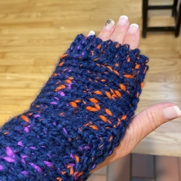 Hand crafted bulky multi colored knit fingerless gloves - Picture 3 of 9